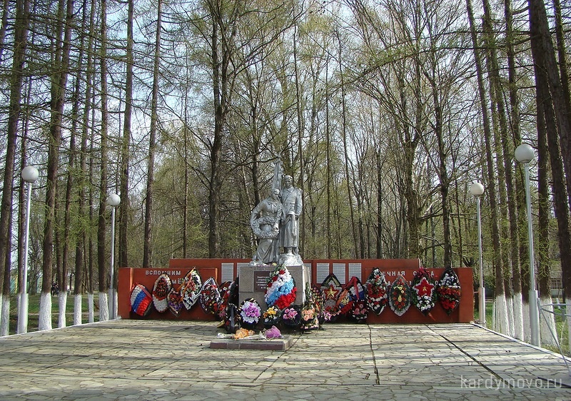 Кардымово смоленск. Кардымово Смоленской области. Поселок Кардымово Смоленской области. Братская могила Кардымово. Кардымовский район Смоленская область.