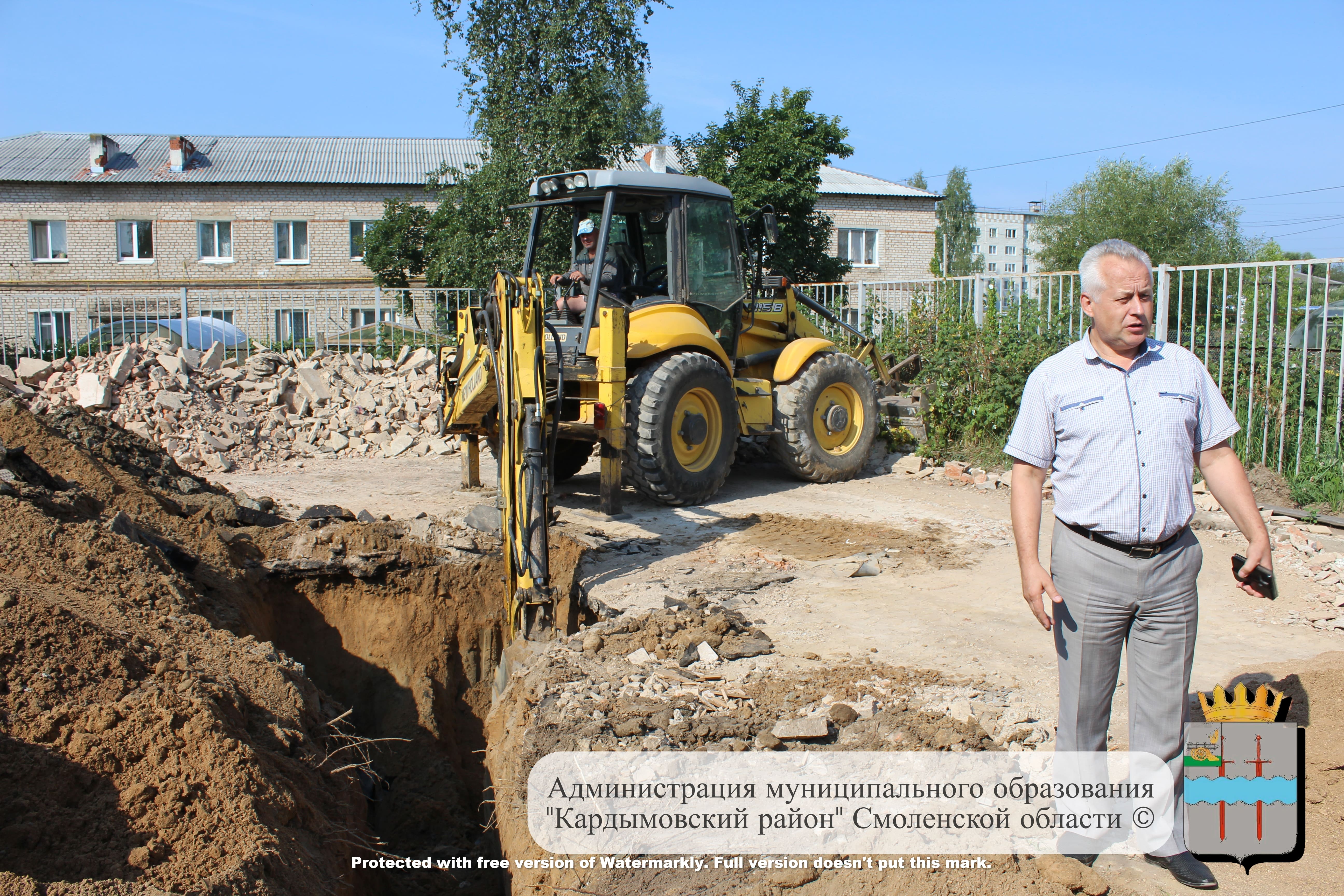 Павел Никитенков Глава Кардымовского района, секретарь местного отделения  «Единой России» осмотрел ряд объектов в п. Кардымово, на которых ведутся  ремонтные работы