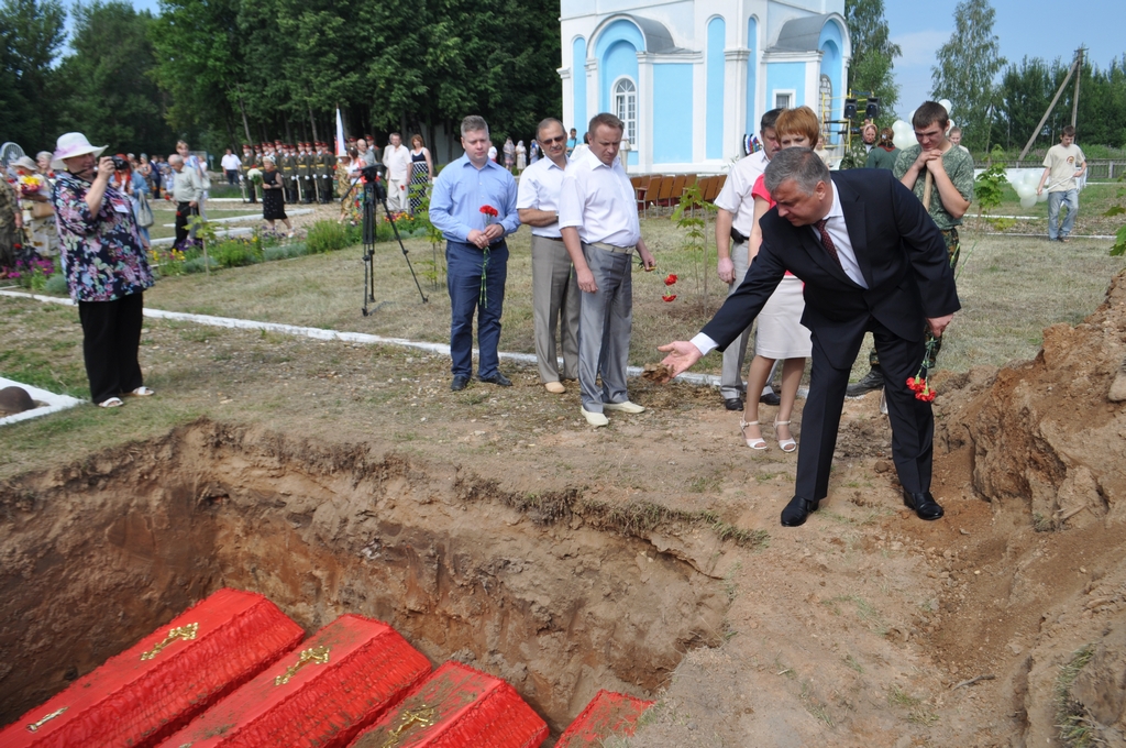 Кидать горстями. Погребение кидание земли.