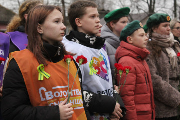 в годовщину снятия блокады Ленинграда в Кардымово возложили цветы у Братской могилы - фото - 7