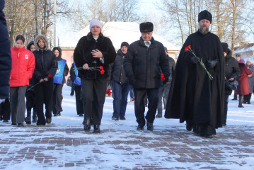 в преддверии Дня защитника Отечества в Кардымово прошла церемония возложения цветов в память о воинах России - фото - 3