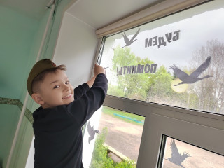 с каждым днём становится всё больше «Окон Победы» в Кардымовском округе - фото - 9