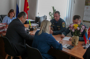 марина Левченкова провела заседание комиссии по предупреждению и ликвидации чрезвычайных ситуаций и обеспечению пожарной безопасности в Кардымовском округе - фото - 3