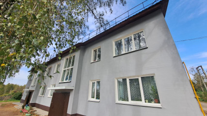 в деревне Тюшино Кардымовского округа продолжаются ремонтные работы кровли и фасадов двух многоквартирных домов в рамках региональной программы капитального ремонта - фото - 1