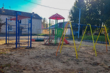 завершён монтаж новой детской площадки во дворе дома № 3 по улице Октябрьская в посёлке Кардымово - фото - 1
