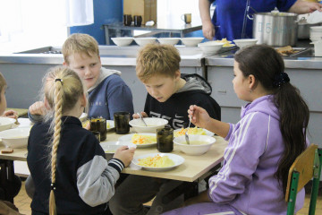 марина Левченкова проинспектировала организацию горячего питания в Соловьёвской школе Кардымовского округа - фото - 5