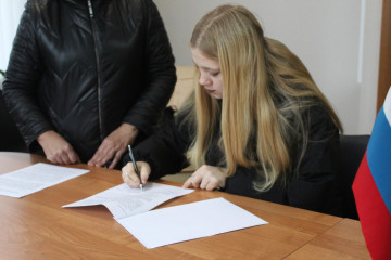 жительница Кардымовского округа из числа детей оставшихся без попечения родителей получила ключи от собственного жилья - фото - 2