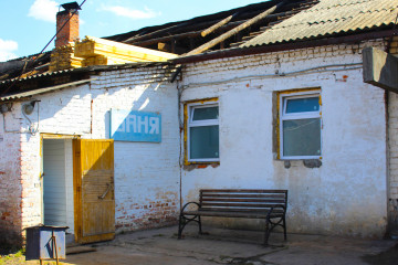 начат ремонт крыши общественной бани в посёлке Кардымово - фото - 2