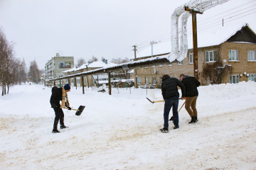на улицах посёлка Кардымово продолжается уборка снега - фото - 5