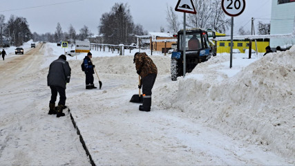 в посёлке Кардымово продолжаются зимние субботники - фото - 5