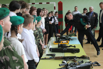 пограничники Управления ФСБ России побывали в гостях у учеников Кардымовской школы - фото - 5