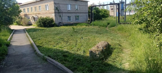 в посёлке Кардымово продолжаются покосы травы на улицах и общественных пространствах - фото - 1