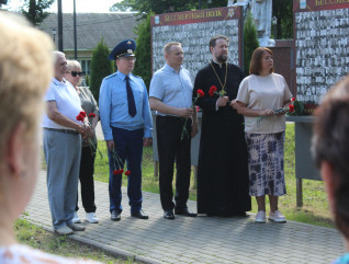 в Кардымово открыли третий мемориальный стенд «Бессмертный полк» - фото - 8
